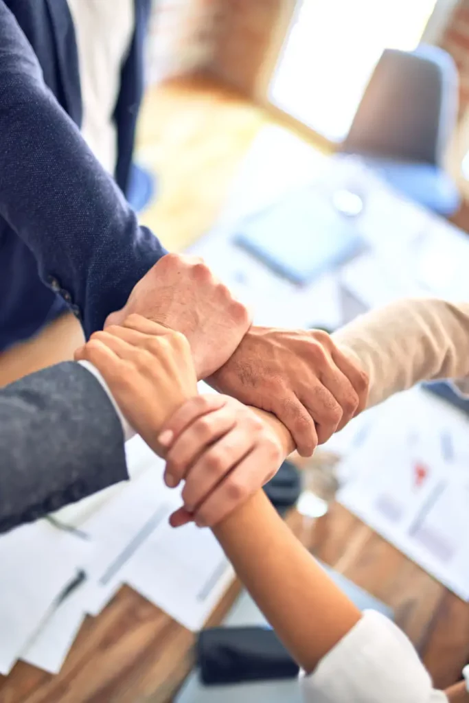 mains de 4 hommes entrelacées pour signifier l'union l'échange l'alliance comme appelée en sophrologie 