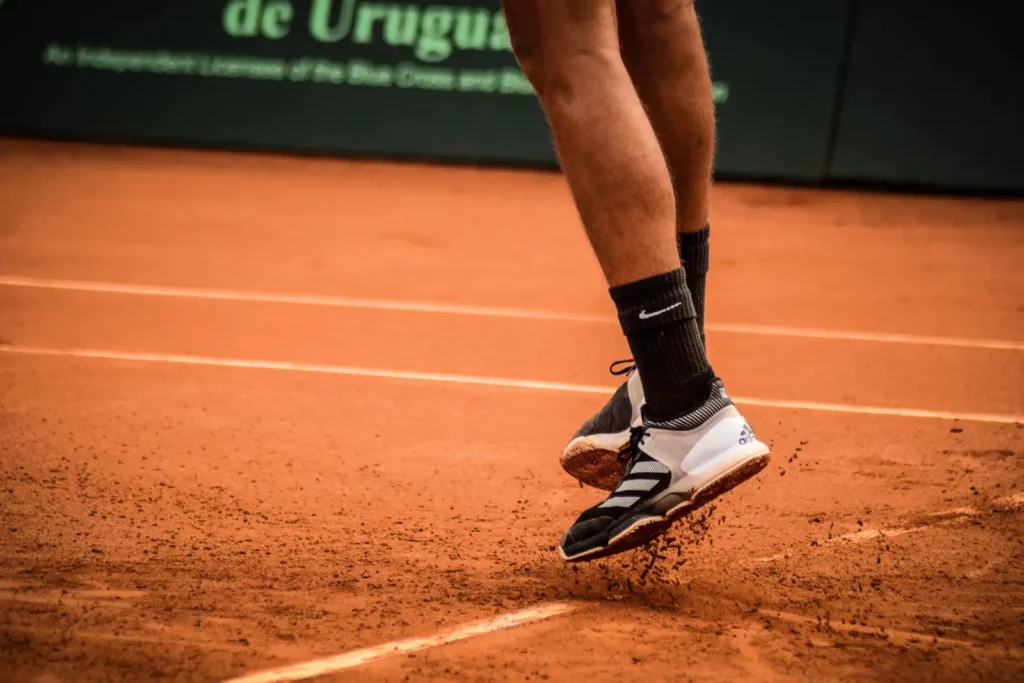 terrain de tennis avec jambes d'un tennis man