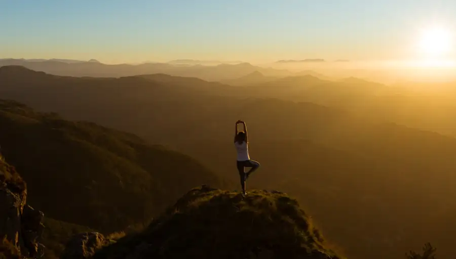 posture de yoga à l'équilibre pour gérer son stress la sophrologie s'est inspiré du yoga